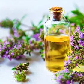 termesztes-citromolaj-hatoanyag Természetes citromolaj kis üvegben, friss virágokkal körülvéve. Gyógynövényes kivonat bőrápoláshoz és aromaterápiához.