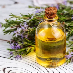 termesztes-zsalya-olaj-hatoanyag Természetes zsálya illóolaj üvegben, friss zsályalevelekkel és lila virágokkal díszítve. Gyógynövényes kivonat bőrápoláshoz és izomlazításhoz.